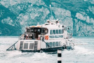 Rive est du lac d'Annecy fermée : des habitants vont travailler en bateau