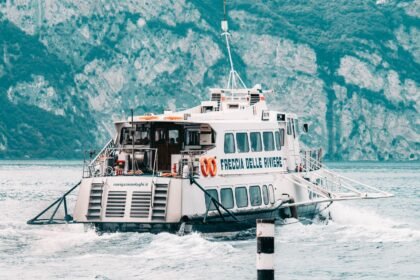 Rive est du lac d'Annecy fermée : des habitants vont travailler en bateau