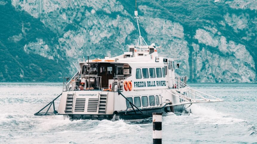 Rive est du lac d'annecy fermée : des habitants vont travailler en bateau Rive est du lac d'Annecy fermée : des habitants vont travailler en bateau