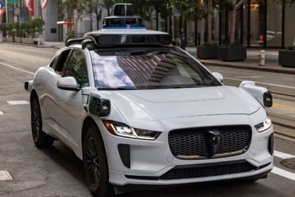 Robotaxis : Travis Kalanick revient dans la course avec Atoms