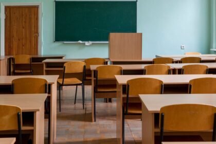 Rentrée 2026 : 53 % des collèges sans prof, comment signaler et agir