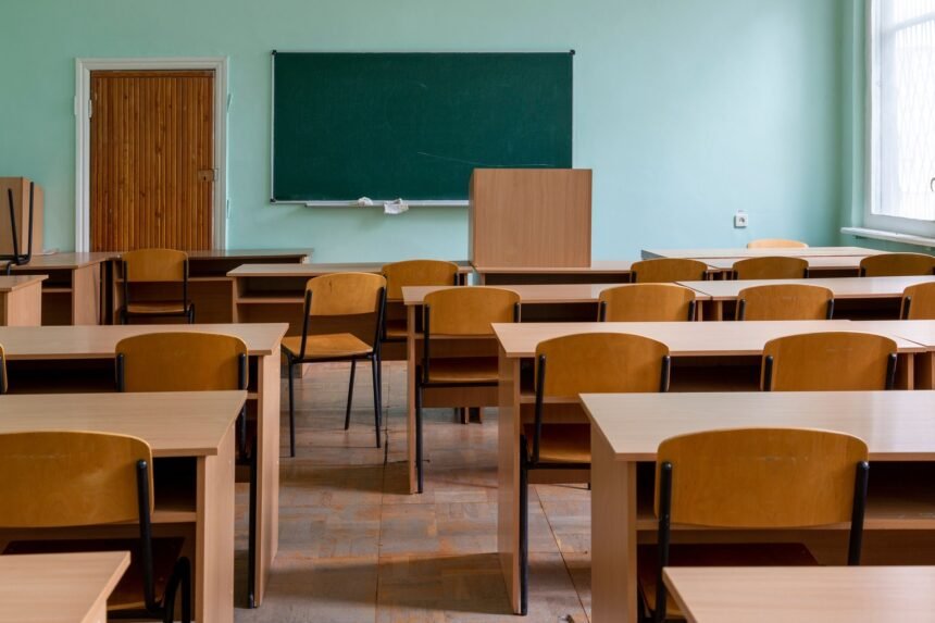 Rentrée 2026 : 53 % des collèges sans prof, comment signaler et agir
