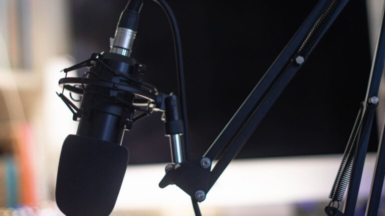 Studio 174 : hugo clément et influx lancent un studio de podcasts vidéo