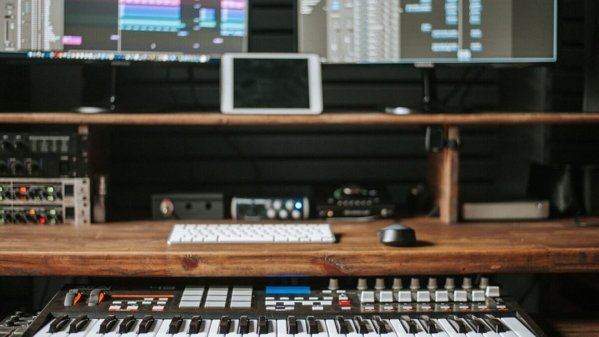 Suno dévoile v6, sa nouvelle IA musicale sous licence Warner et BMG