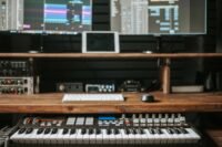 Suno dévoile v6, sa nouvelle IA musicale sous licence Warner et BMG
