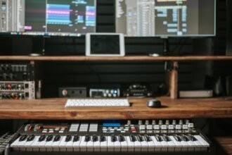 Suno dévoile v6, sa nouvelle IA musicale sous licence Warner et BMG