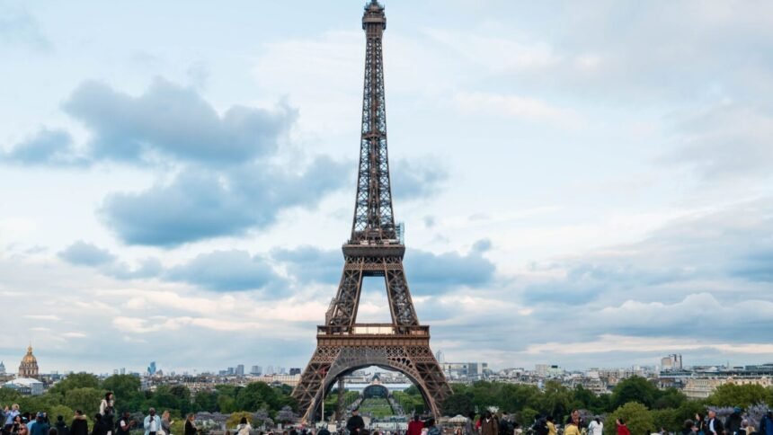 Tour Eiffel : la mairie de Paris ouvre une enquête après l'éviction des femmes