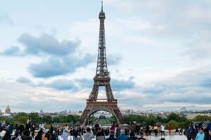 Tour eiffel : la mairie de paris ouvre une enquête après l'éviction des femmes Tour Eiffel : la mairie de Paris ouvre une enquête après l'éviction des femmes