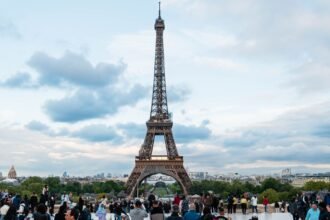 Tour Eiffel : la mairie de Paris ouvre une enquête après l'éviction des femmes