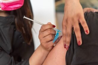 Professionnel de santé vaccinant un patient contre la grippe