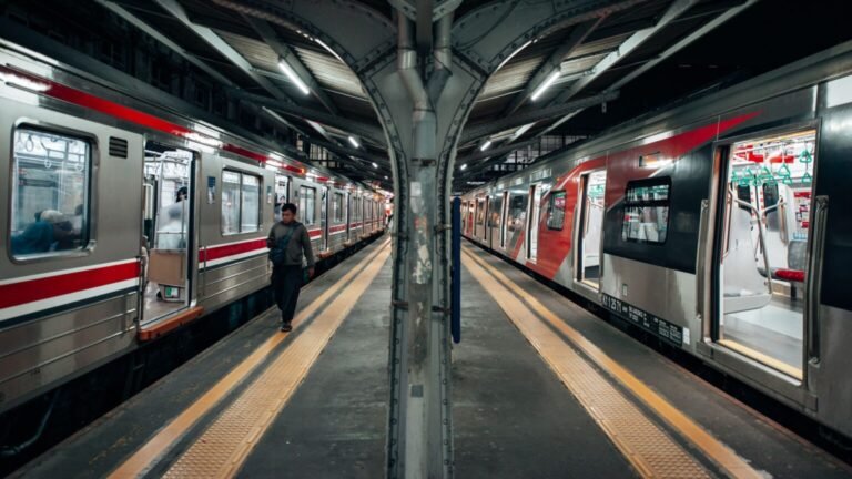 Catastrophe ferroviaire en Espagne : agendas suspendus, hommages et réactions