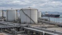 Réservoirs de stockage de carburant et navire-citerne dans un terminal portuaire