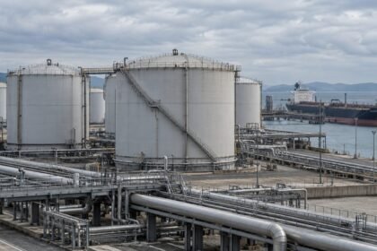 Réservoirs de stockage de carburant et navire-citerne dans un terminal portuaire