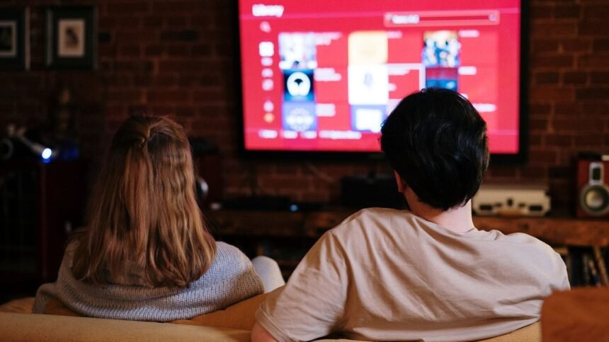 Against the hurricane, yaga, moulin : les sorties Un couple regarde une série en streaming sur un grand écran dans un salon