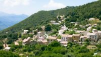 La terre et le sang sur france 2 : la vendetta corse de thierry neuvic Vue du village d’Ajaccio, en Corse, sur une colline verdoyante