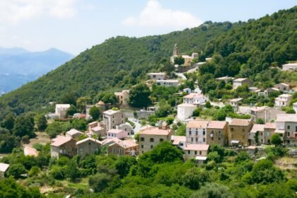 Vue du village d’Ajaccio, en Corse, sur une colline verdoyante