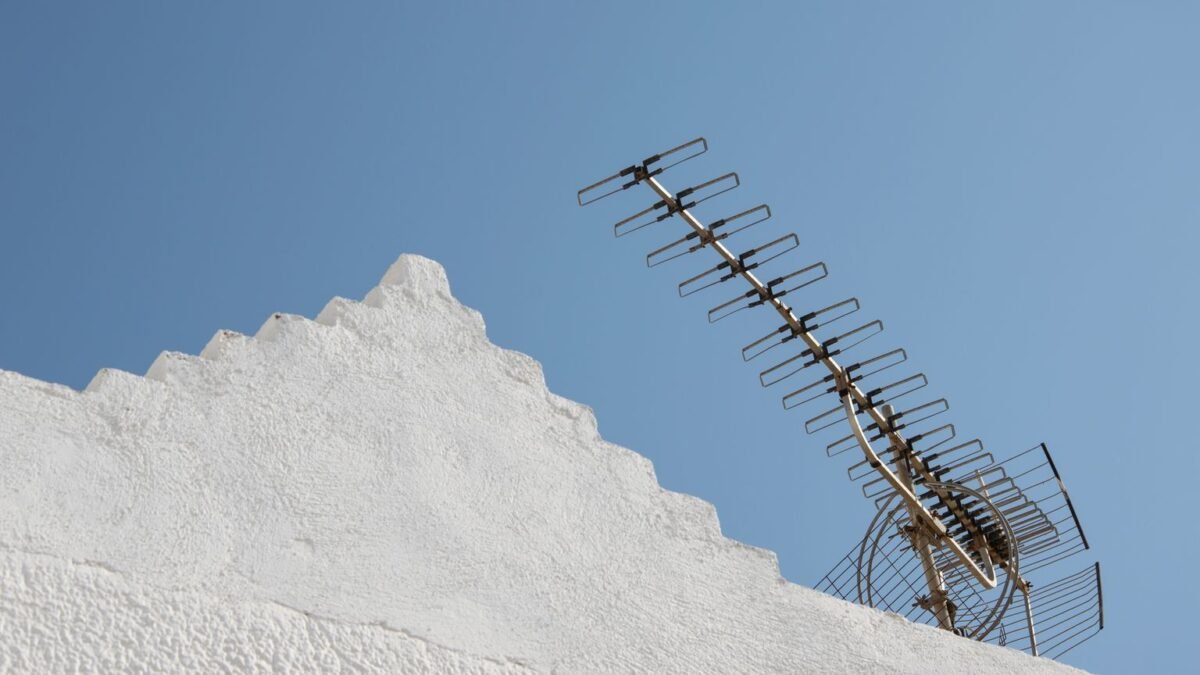 Antenne de télévision hertzienne sur le toit d’un immeuble blanc