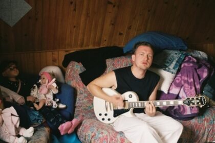 Antoine Roland dévoile le clip de Croque-mort