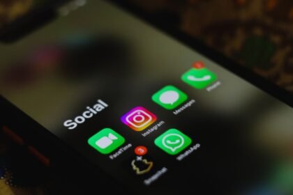 Smartphone affichant des icônes d'applications de réseaux sociaux