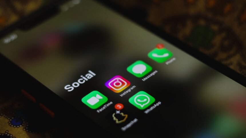 Arcom : enquête sur mym, contrôle de l'âge en cause Smartphone affichant des icônes d'applications de réseaux sociaux