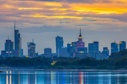 Skyline de Varsovie au coucher du soleil, ville de la signature de l’accord ARTE-TVP