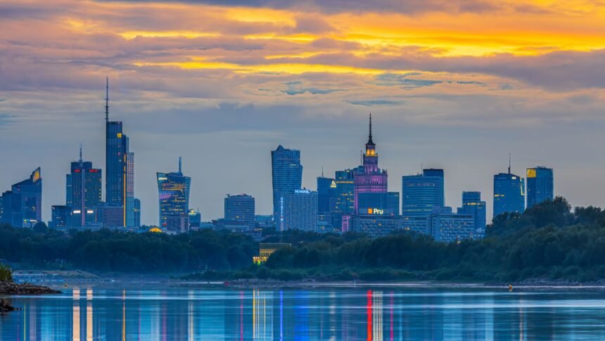 Arte et tvp : la télévision polonaise devient la 15e chaîne partenaire Skyline de Varsovie au coucher du soleil, ville de la signature de l’accord ARTE-TVP
