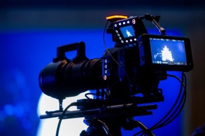 Audience star academy : la quotidienne passe sous le million vendredi (989 000) Caméra de studio de télévision sous un éclairage bleu