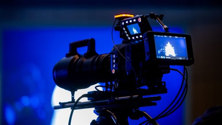 Caméra de studio de télévision sous un éclairage bleu