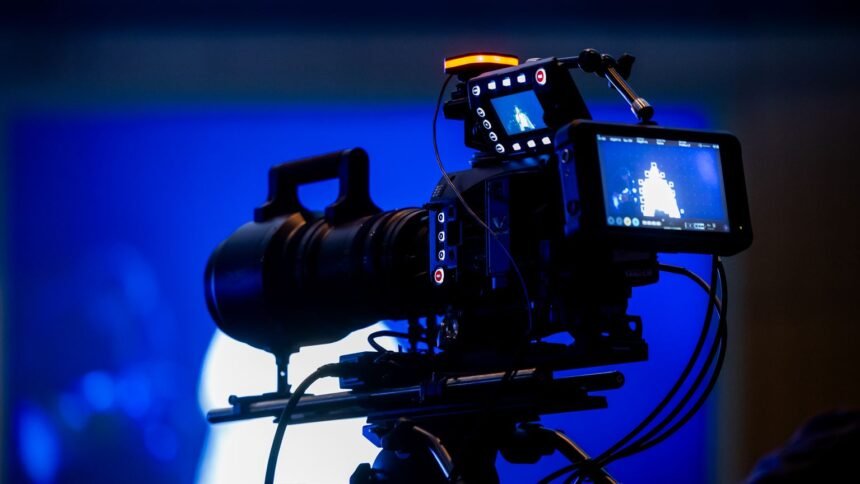 Caméra de studio de télévision sous un éclairage bleu