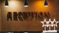 Audiences jeudi 15 octobre : alerte à l'hôtel démarre à 1,27 m sur m6, derrière tf1 Photo d’illustration en lien avec : Audiences jeudi 15 octobre : Alerte à l’hôtel démarre à 1,27 M sur M6, derrière TF1