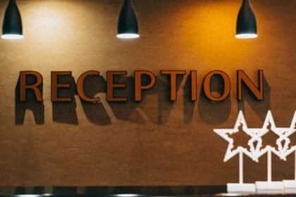 Photo d’illustration en lien avec : Audiences jeudi 15 octobre : Alerte à l’hôtel démarre à 1,27 M sur M6, derrière TF1