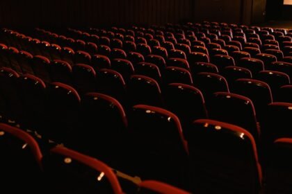Rangées de fauteuils rouges vides dans une salle de cinéma