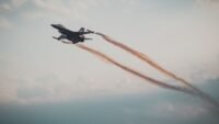 Avion militaire écrasé près de nancy : un mort, un second membre d'équipage recherché Avion de chasse gris en vol dans un ciel nuageux