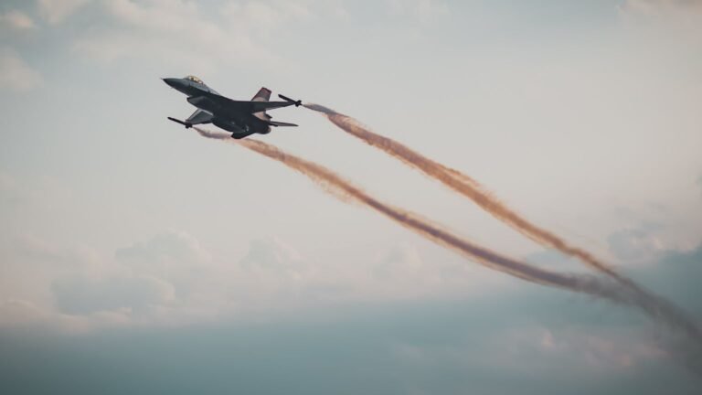 Avion militaire écrasé près de nancy : un mort, un second membre d'équipage recherché Avion de chasse gris en vol dans un ciel nuageux