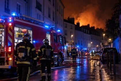 Illustration générée par intelligence artificielle : pompiers de nuit