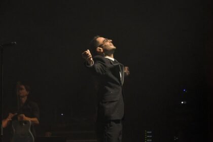 Bakian à l'Olympia : deux standing ovations pour son hommage à Aznavour