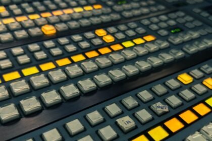 Pupitre de régie audiovisuelle aux boutons lumineux