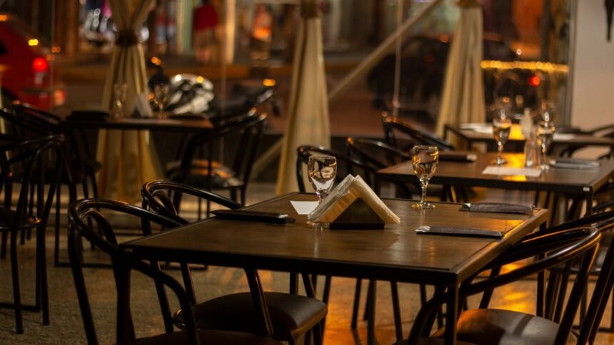 Cauchemar en cuisine à antibes : la brasserie foch a fermé en mars 2023 Salle de restaurant aux tables dressées, lumière chaude