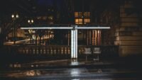 Abribus vide éclairé la nuit dans une rue de ville