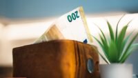 Caf : versement de novembre jeudi 5, avec la hausse de 1,15 % des aides au logement Portefeuille contenant des billets en euros, versement des prestations de la Caf en novembre 2026