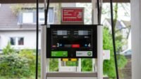 Carburants : bregeon exige des baisses aussi vite que les hausses Pistolet d'une pompe à carburant dans une station-service