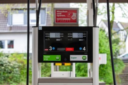 Pistolet d'une pompe à carburant dans une station-service
