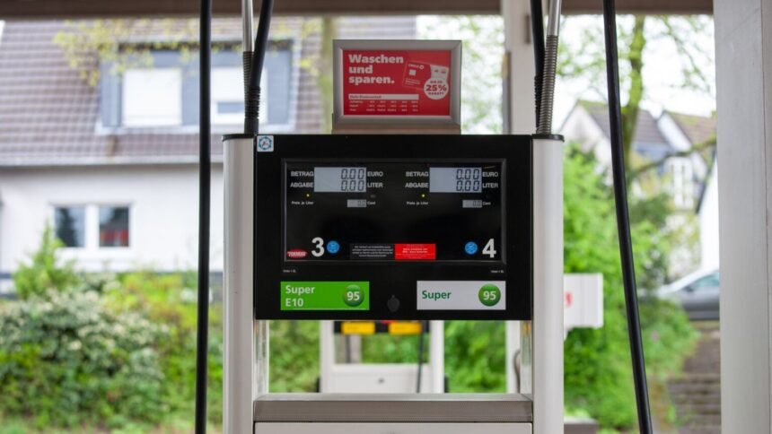 Carburants : bregeon exige des baisses aussi vite que les hausses Pistolet d'une pompe à carburant dans une station-service