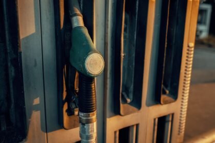 Carburants : le G7 libère 100 millions de barils, ce que ça change à la pompe