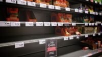 Carrefour Bourse : l'action chute de 14 %, objectifs 2026 abaissés après les pillages