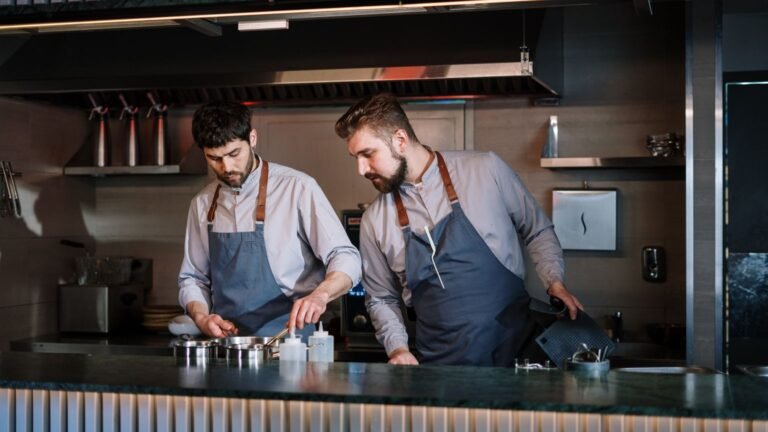 Cauchemar en cuisine à bourg-lès-valence : chez steph et ju a fermé en octobre 2024 Deux cuisiniers debout dans une cuisine de restaurant