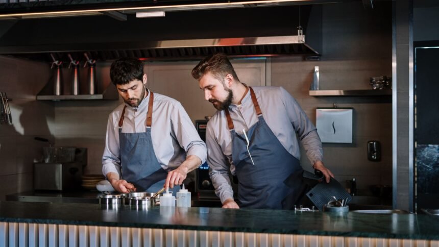 Cauchemar en cuisine à bourg-lès-valence : chez steph et ju a fermé en octobre 2024 Deux cuisiniers debout dans une cuisine de restaurant