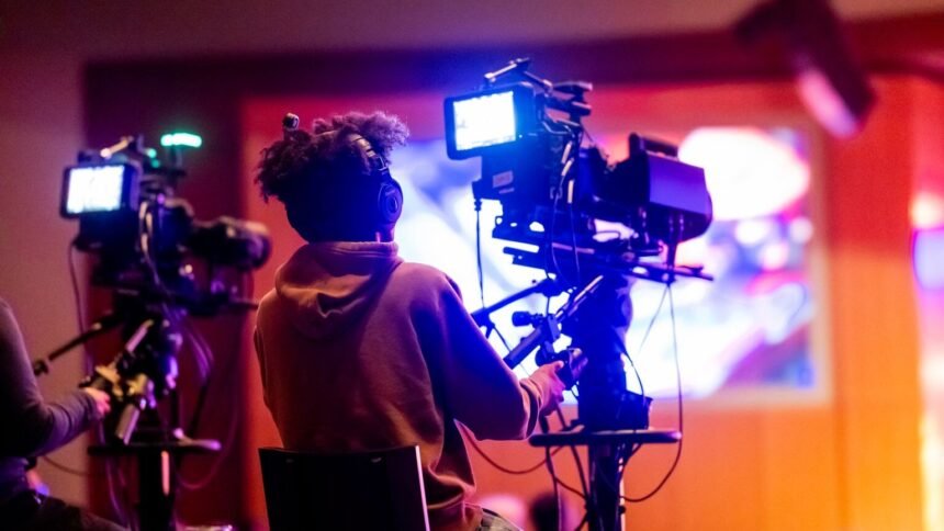 Cnews et le climat : quotaclimat saisit l'arcom Opérateur de caméra filmé de dos dans un studio de télévision