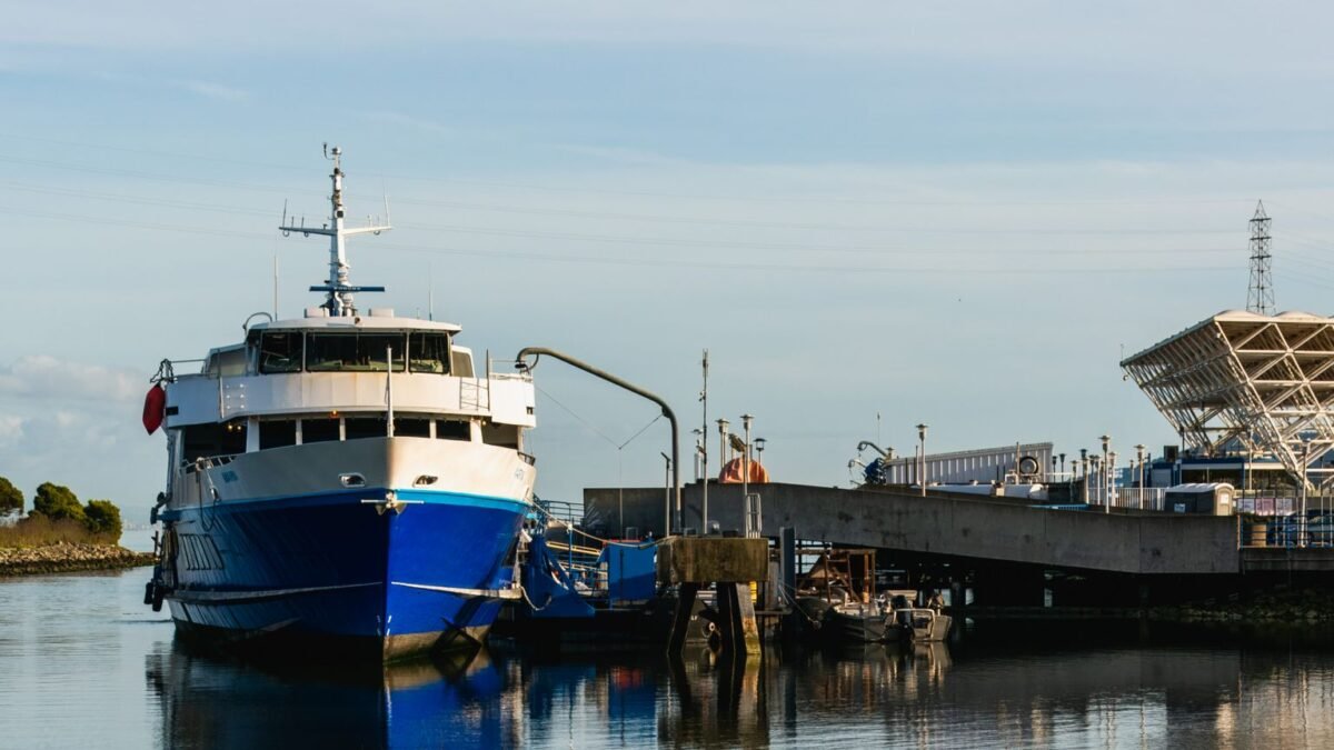Un navire de passagers à quai dans un port, photo d'illustration