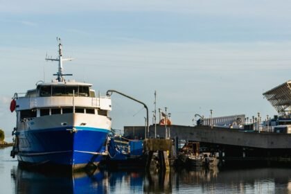 Un navire de passagers à quai dans un port, photo d'illustration